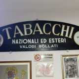 Nella tabaccheria sono conservate le targhe antiche: quella del 1943...